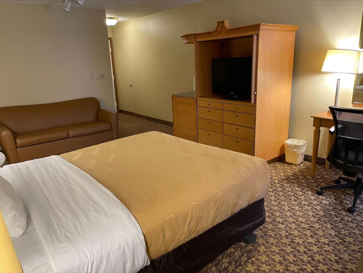 Quality Inn & Suites Greenfield I-70 Buitenkant foto