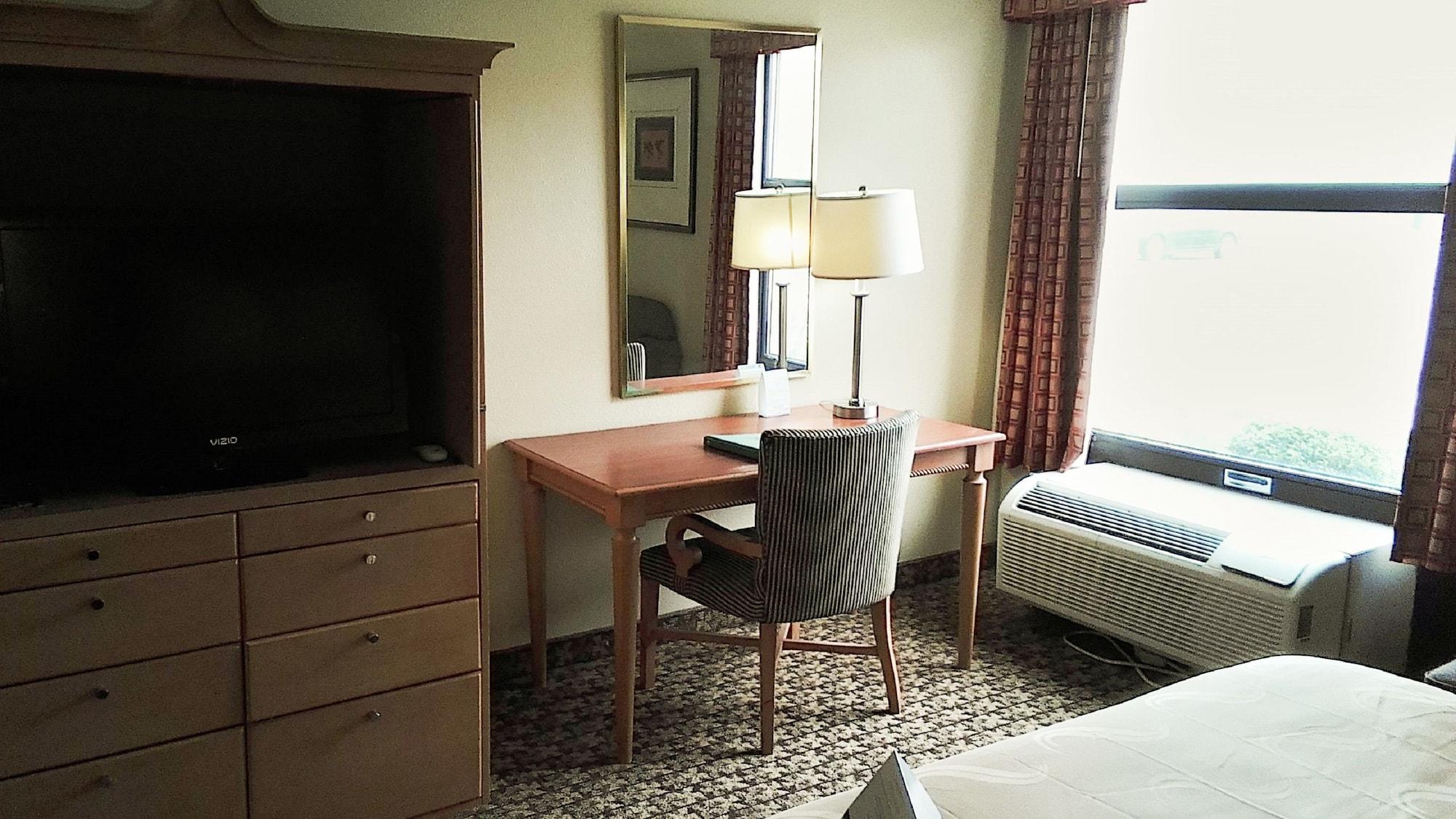Quality Inn & Suites Greenfield I-70 Buitenkant foto
