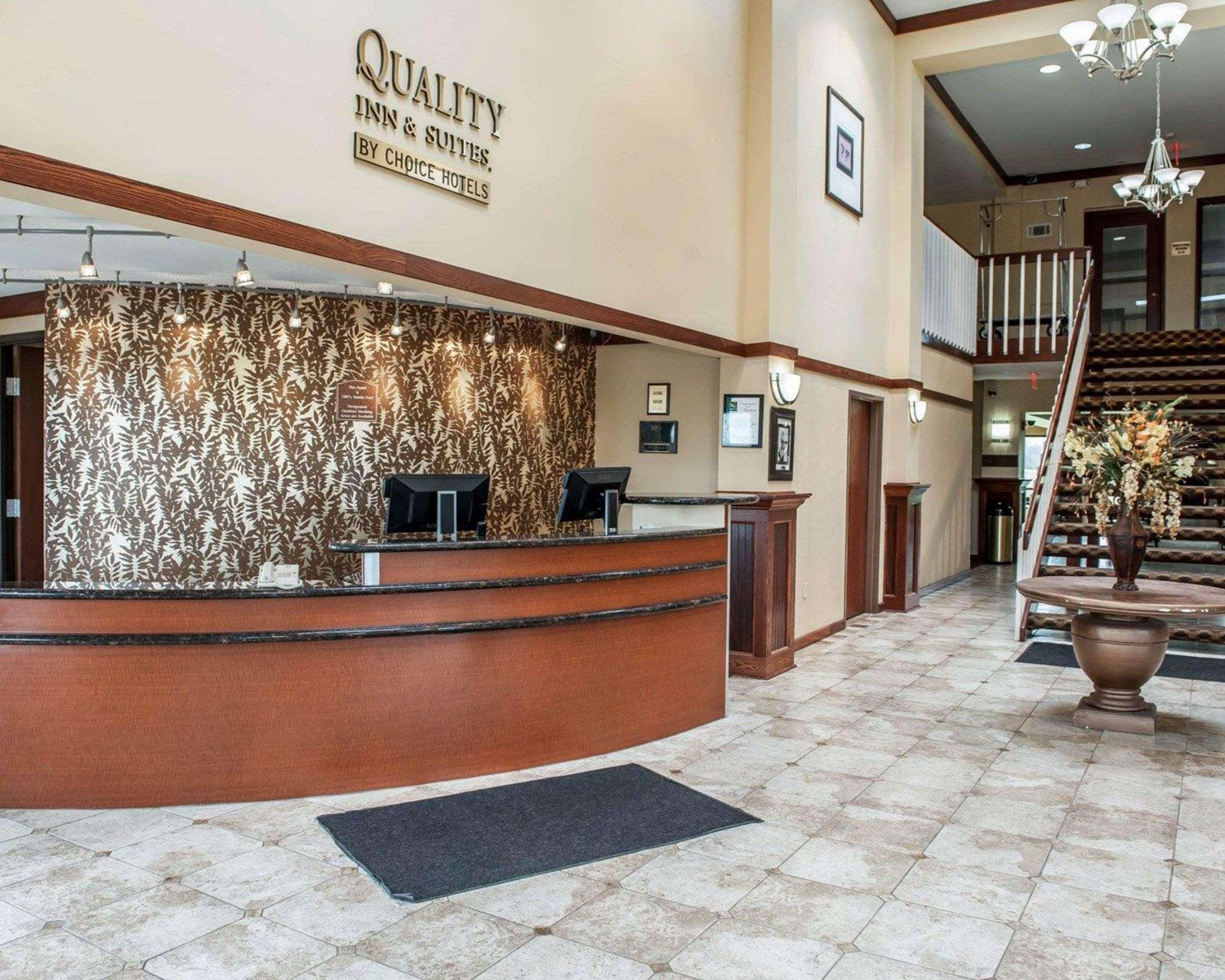 Quality Inn & Suites Greenfield I-70 Buitenkant foto