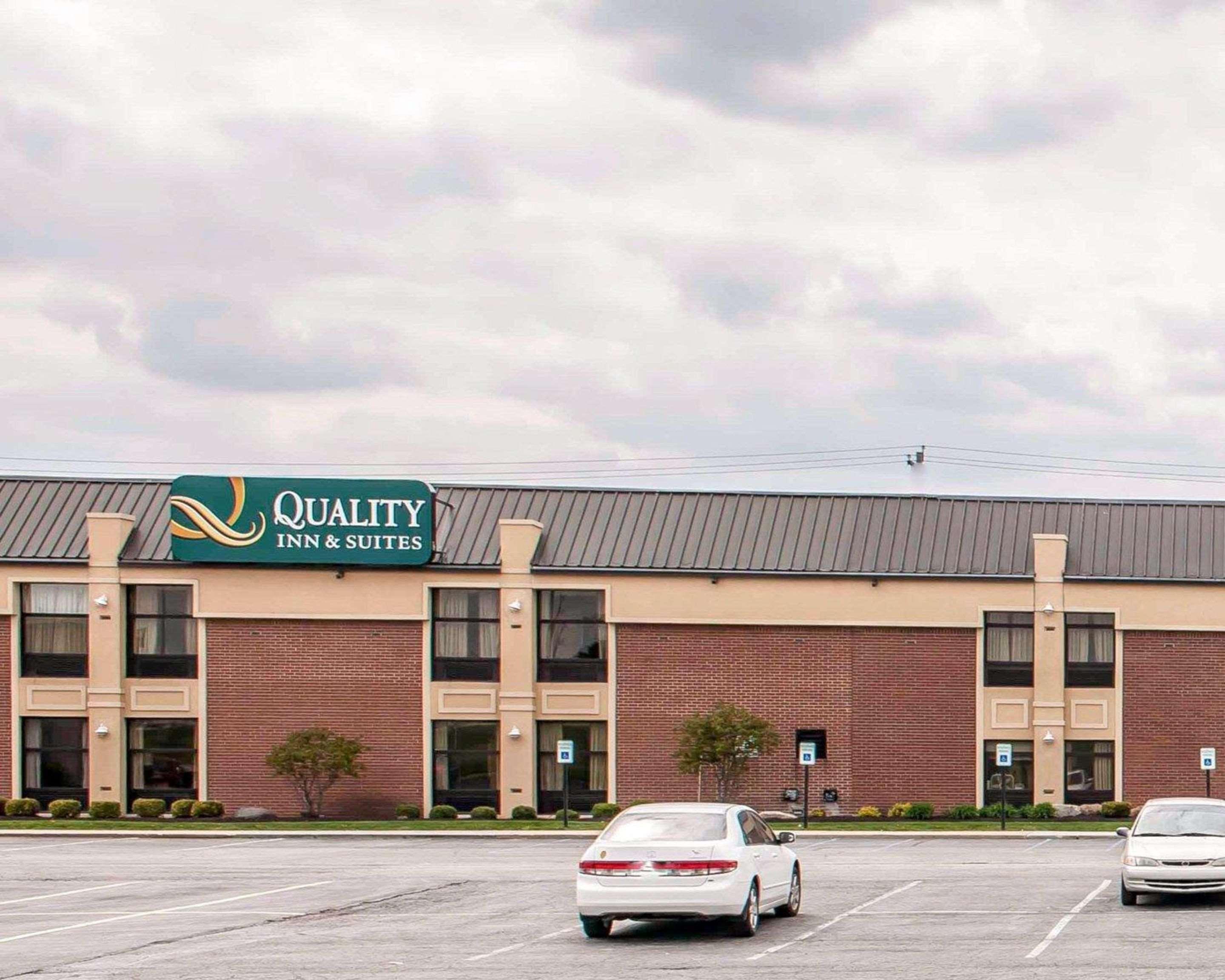 Quality Inn & Suites Greenfield I-70 Buitenkant foto
