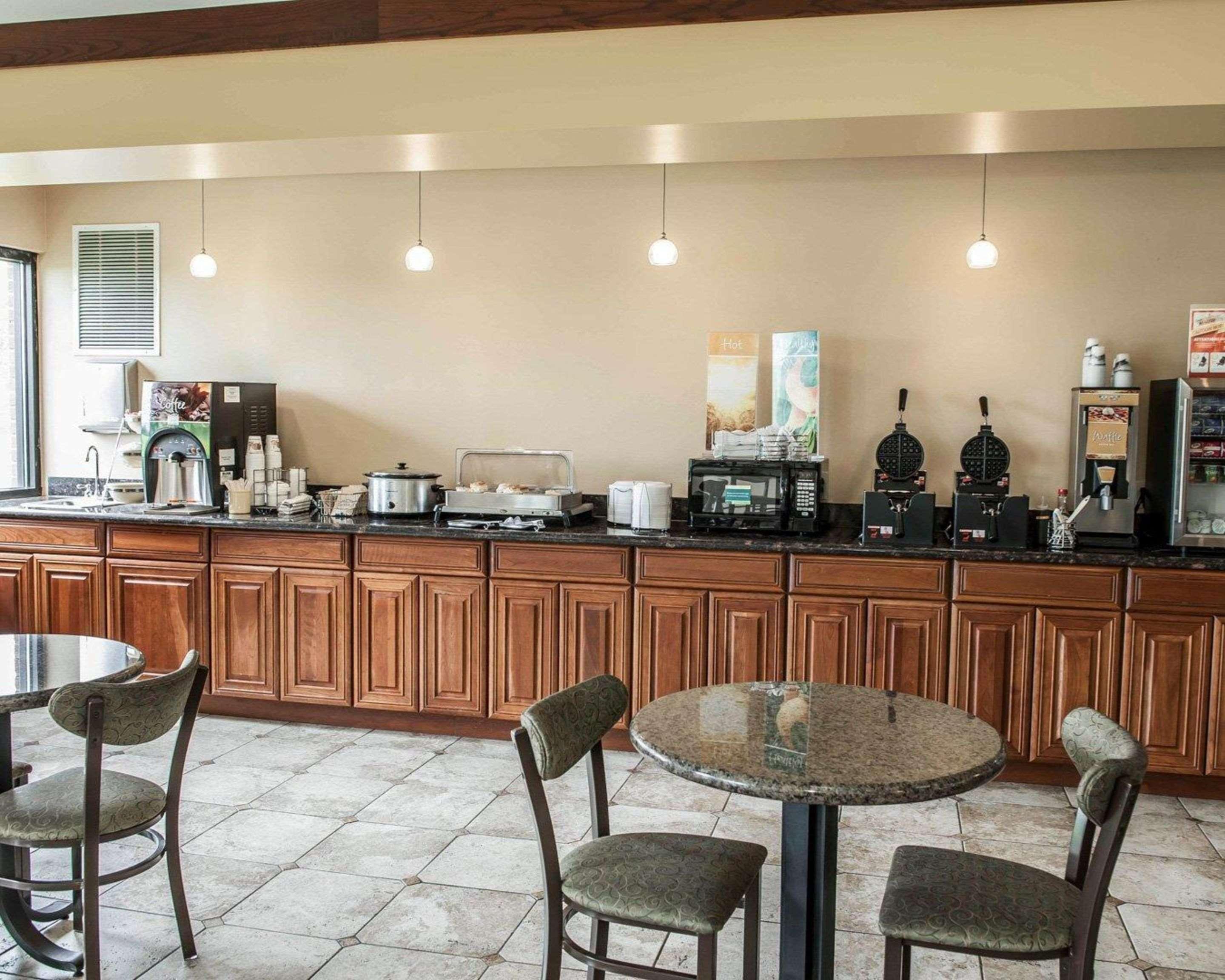 Quality Inn & Suites Greenfield I-70 Buitenkant foto