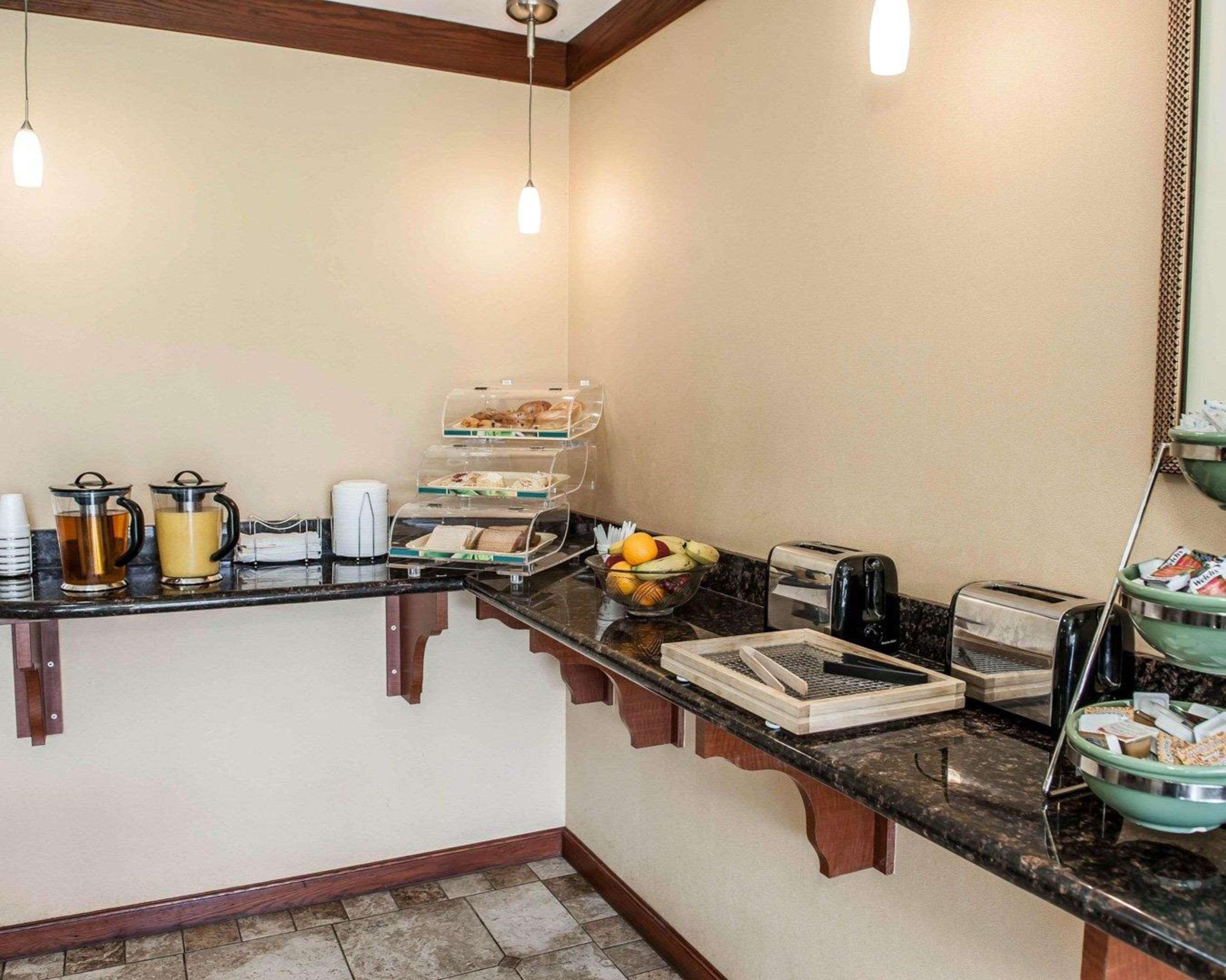 Quality Inn & Suites Greenfield I-70 Buitenkant foto