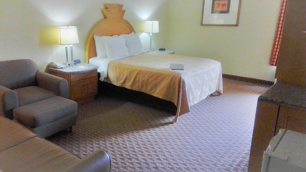 Quality Inn & Suites Greenfield I-70 Buitenkant foto
